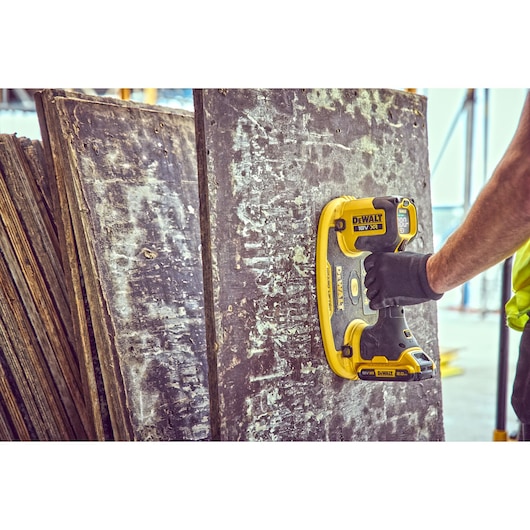 Construction worker moves a large sheet of timber using a Grabo 18V XR Suction Lifter