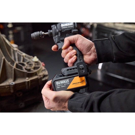 5Ah battery being connected to the DEWALT x McLaren F1 Team 18V XR Special Edition Impact Driver