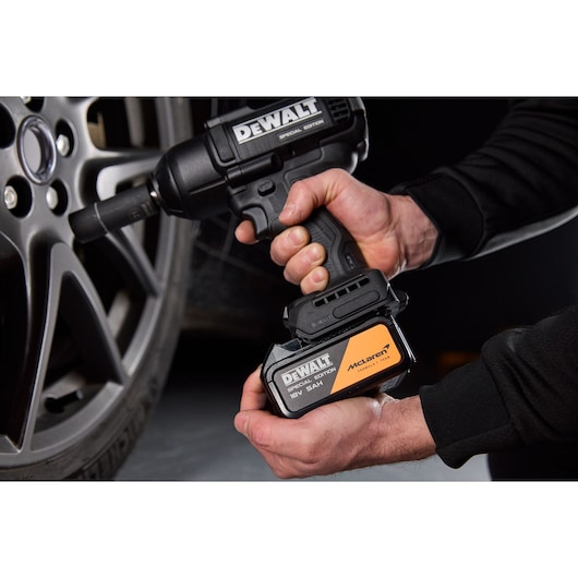 5Ah battery being connected to the DEWALT x McLaren F1 Team 18V XR Special Edition Impact Wrench