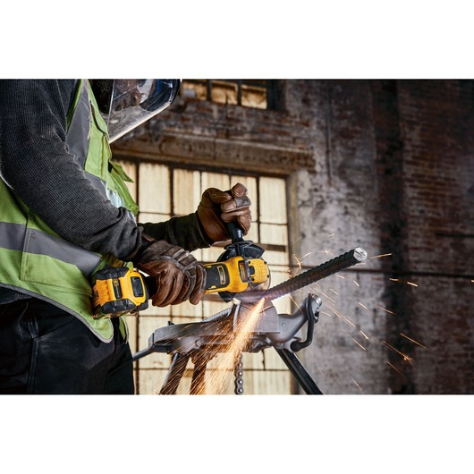 A TRADESMAN USING A DCG409VSN TO CUT REBAR