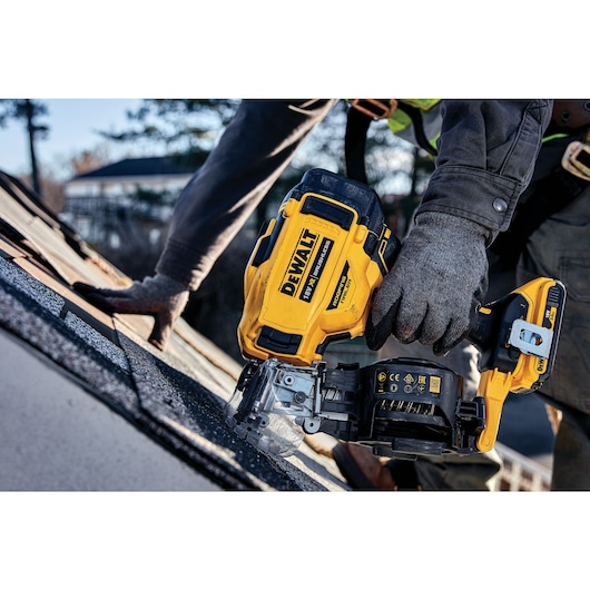 18V XR Brushless Cloueur à rouleaux pour roofing 2x 2.0Ah en coffret TSTAK