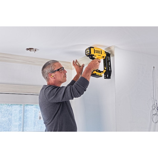 18V XR Brushless Cloueur de finition 1.6mm 16Ga (magasin droit) 2x 2.0Ah coffret standard 18V XR Brushless Cloueur de finition 1.6mm 16Ga (magasin droit) 2x 2.0Ah coffret standard