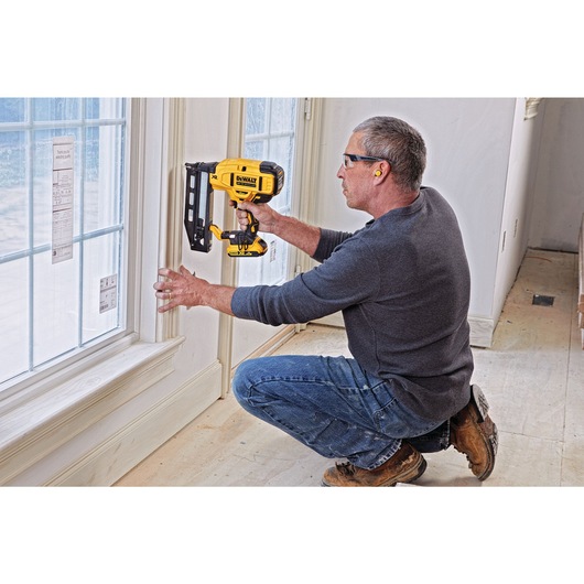 18V XR Brushless Cloueur de finition 1.6mm 16Ga (magasin droit) 2x 2.0Ah coffret standard 18V XR Brushless Cloueur de finition 1.6mm 16Ga (magasin droit) 2x 2.0Ah coffret standard
