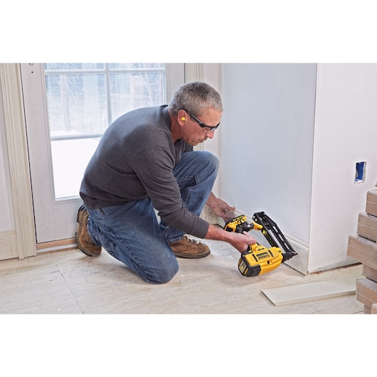 18V XR Brushless Cloueur de finition 1.6mm 16Ga (magasin droit) 2x 2.0Ah coffret standard 18V XR Brushless Cloueur de finition 1.6mm 16Ga (magasin droit) 2x 2.0Ah coffret standard