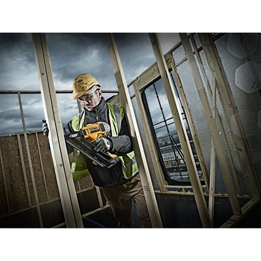 Cloueur de charpente 2 vitesses 18V 5Ah Li-Ion / Brushless Cloueur de charpente 2 vitesses 18V 5Ah Li-Ion / Brushless
