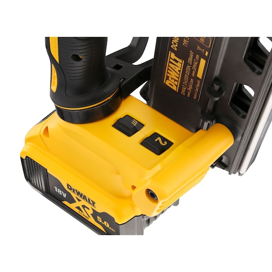 Cloueur de charpente 2 vitesses 18V 5Ah Li-Ion / Brushless Cloueur de charpente 2 vitesses 18V 5Ah Li-Ion / Brushless