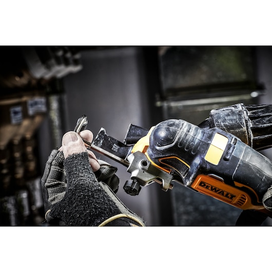 18V XR Brushless oscillerende multitool met 3 snelheden 2x5.0Ah