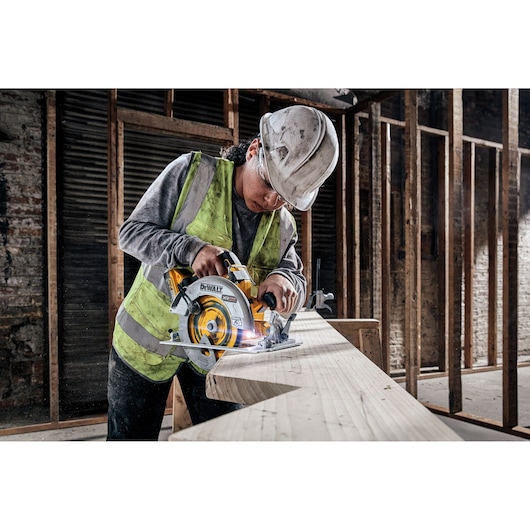 18V XR Brushless Circular Saw cutting wood on a work site 18V XR Brushless Circular Saw cutting wood on a work site