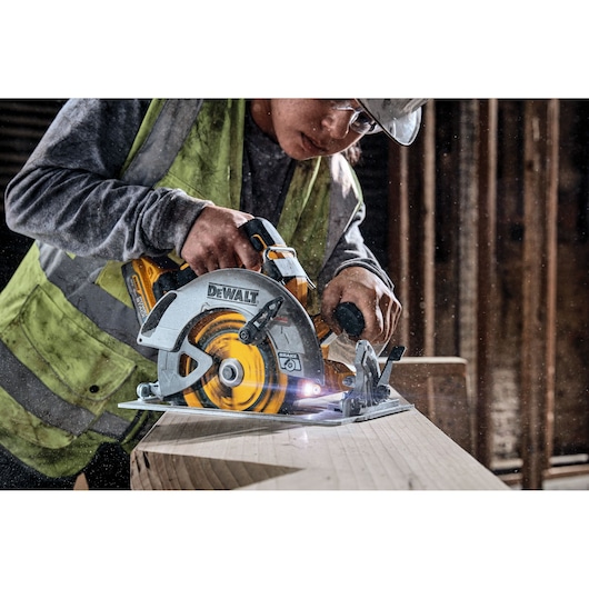 18V XR Brushless Circular Saw cutting wood on a work site 18V XR Brushless Circular Saw cutting wood on a work site