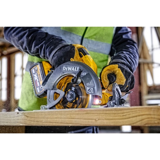 Close up of FLEXVOLT brushless cordless circular saw with brake kit in action.