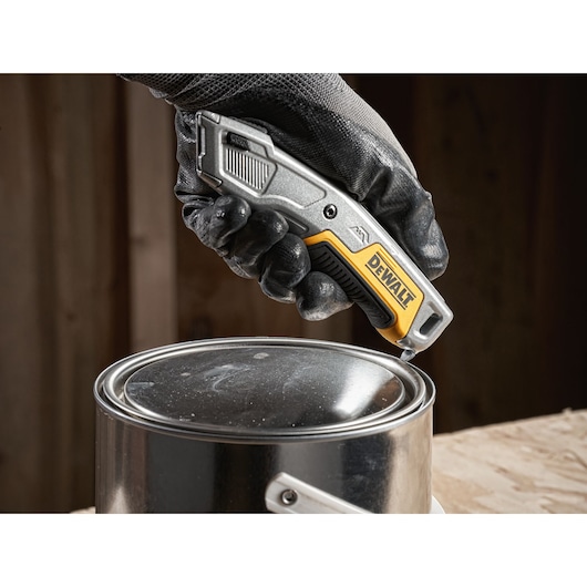 Retractable Demo Knife opening paint tin